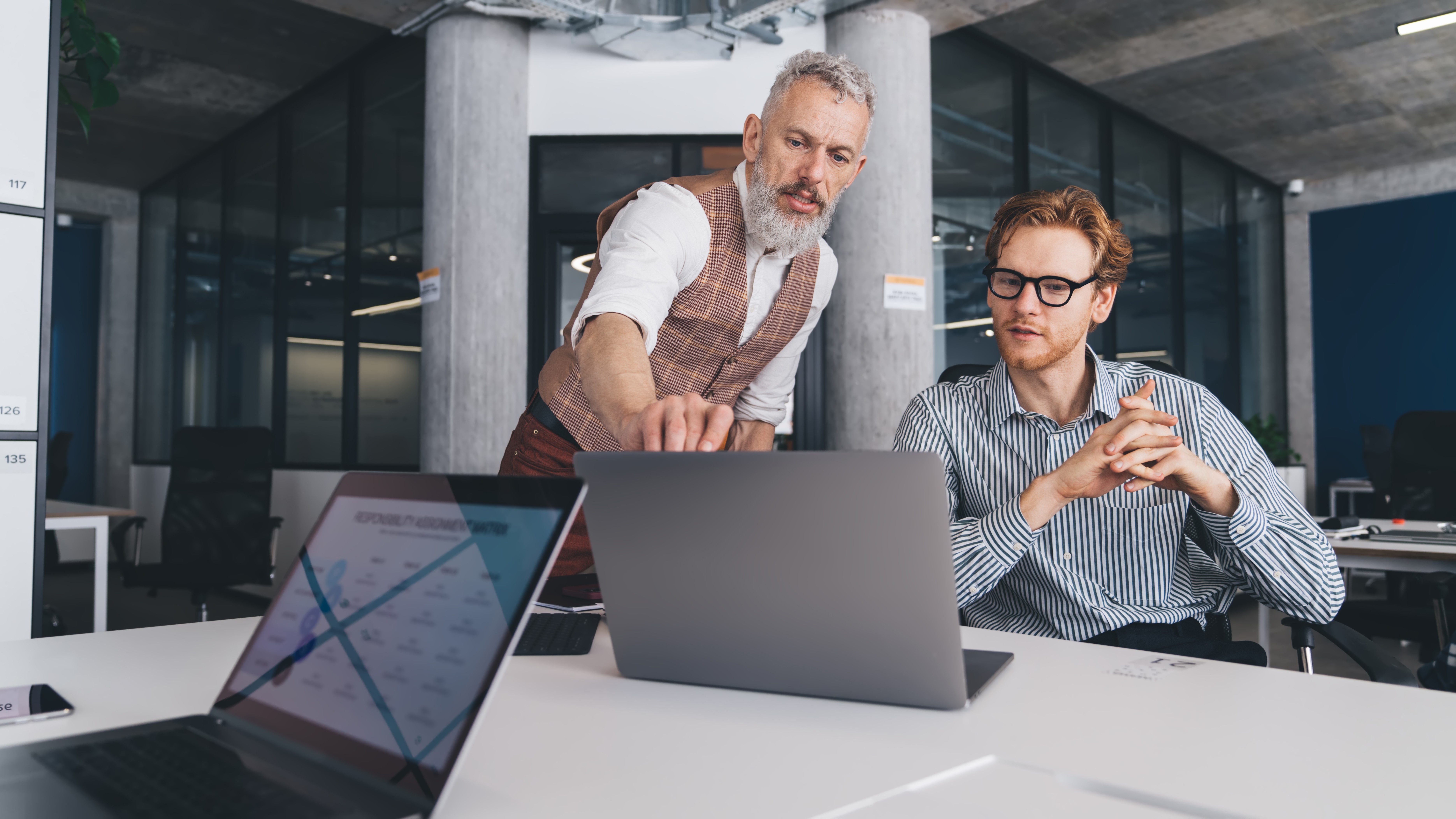 Mentor und Student im Austausch am Computer