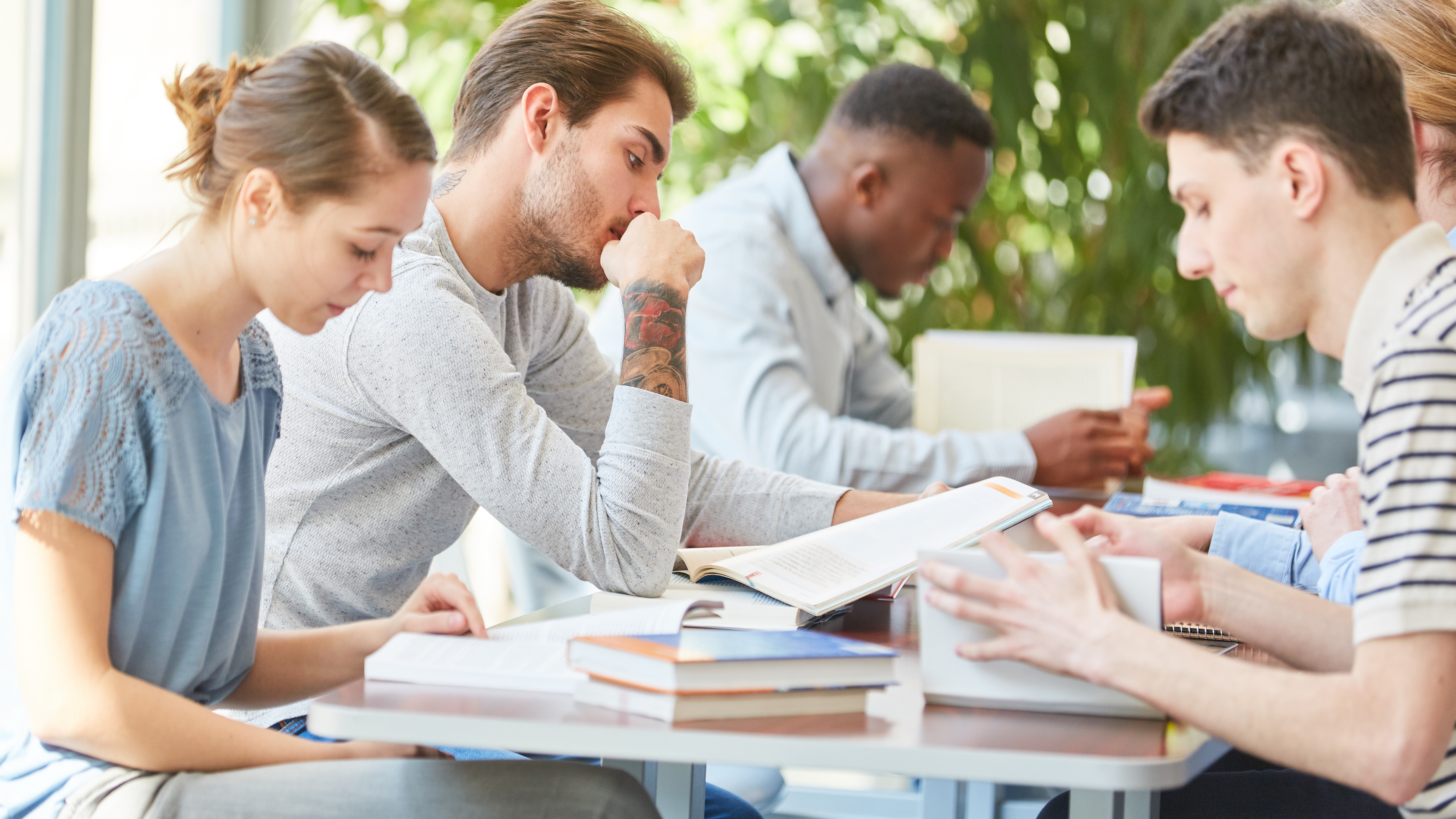 Lernsituation mit Laptop, Notizen und Markern