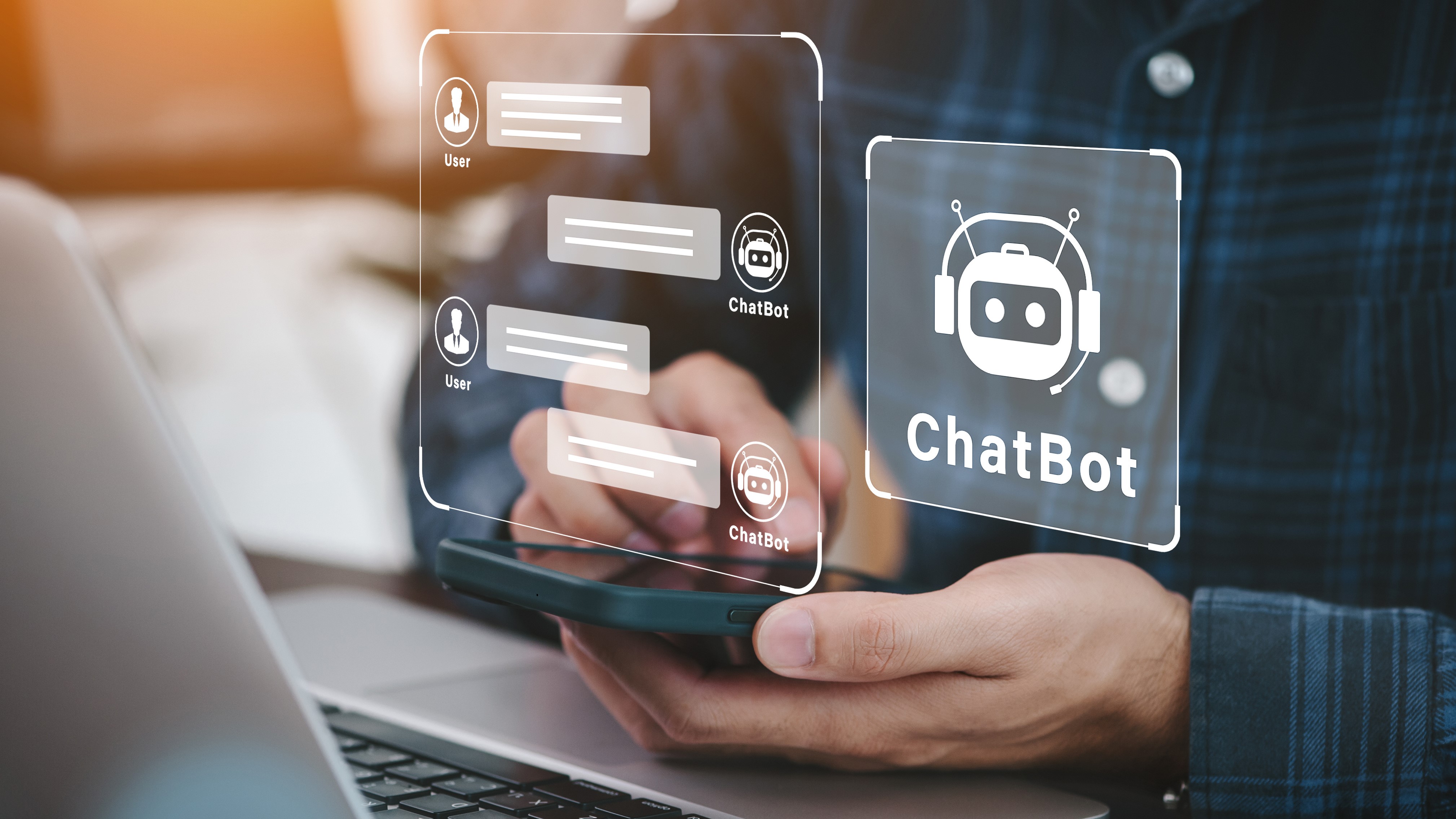 Person vor Laptop, Interaktion mit Chatbot