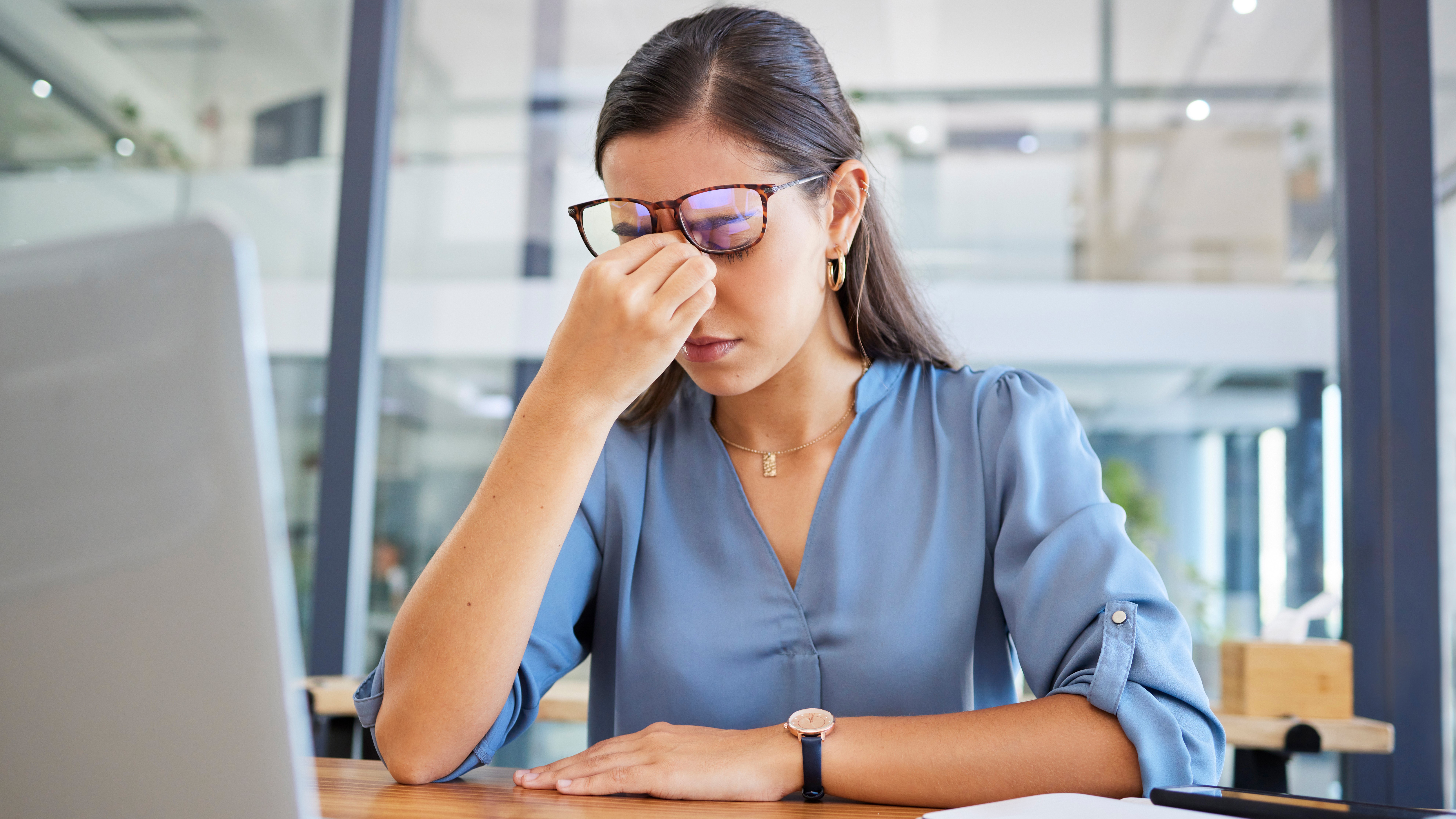 Beratungssituation am Tisch, Laptop und Dokumente