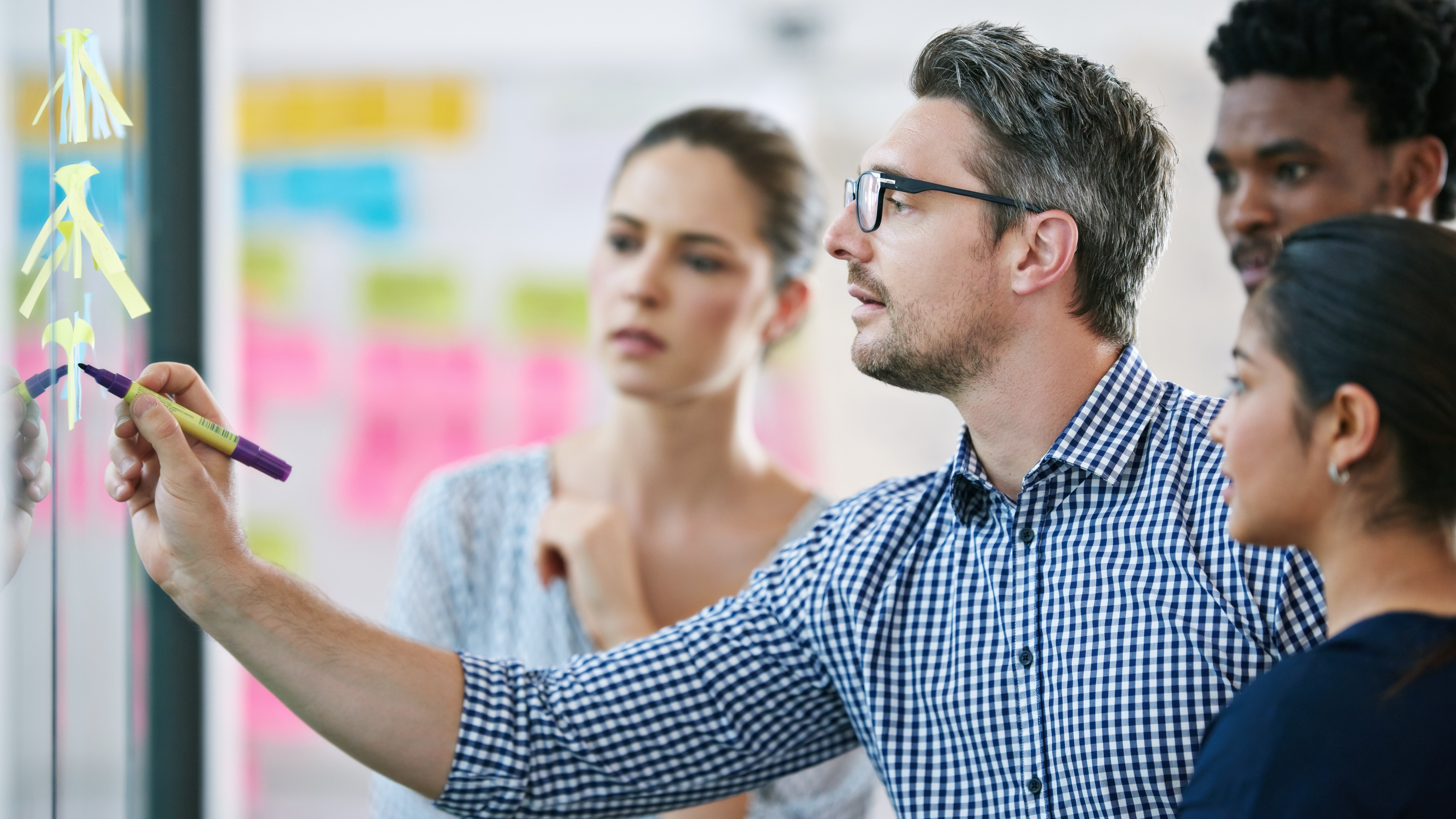 Workshop-Szene, mehrere Hände arbeiten zusammen